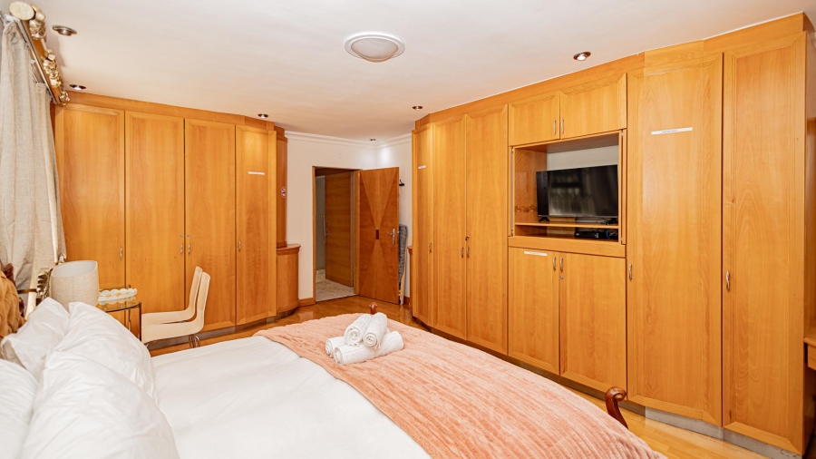 7 Bedroom Property for Sale in Plattekloof Western Cape